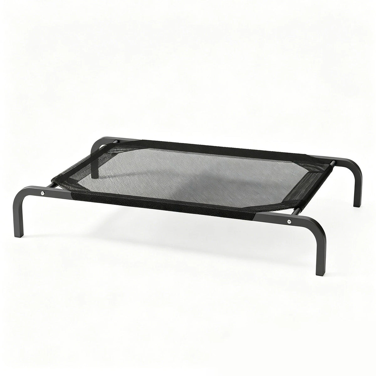 Erhöhte Hundeliege aus Mesh-Gewebe, XL 121 × 72 cm vor weißem Hintergrund