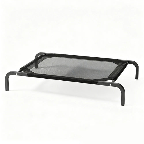 Erhöhte Hundeliege aus Mesh-Gewebe, XL 121 × 72 cm vor weißem Hintergrund