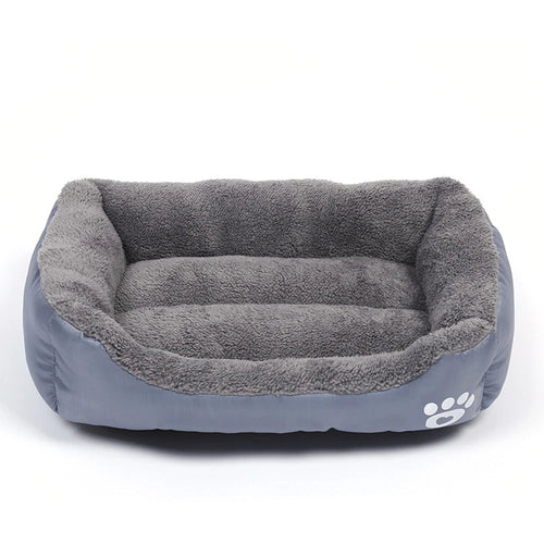 Graues Hundebett mit Plüsch-Innenseite, XXL 110 × 85 cm vor weißem Hintergrund